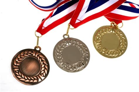 Olimpiyat birincilerine verilen altın kaplama madalya hangi metalden yapılmıştır